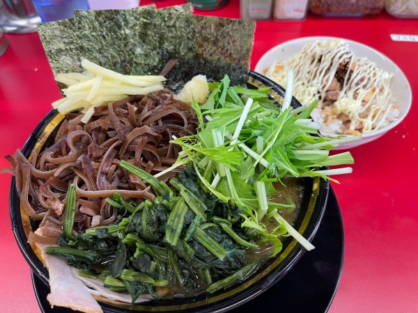 「チャーシューメン（3枚）＋キクラゲ＋水菜＋チャーシューまぶし大盛」@王道家直伝 との丸家 八潮店の写真