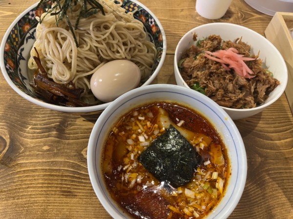 「赤つけそば味玉自家製もちもち雲呑三個&ほぐし肉ごはん」@奈つやの中華そばの写真