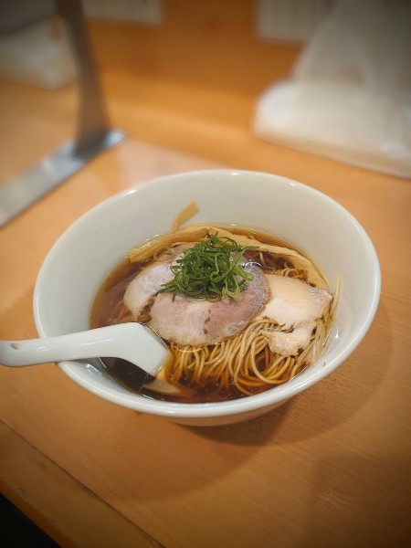 「醤油らぁ麺」@らぁ麺 はやし田 新宿本店の写真