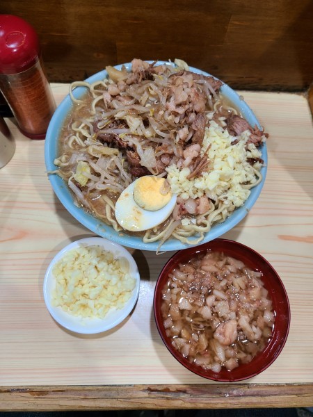 「ラーメン(硬め)＋ブタカスあぶら」@ラーメン富士丸 明治通り都電梶原店の写真