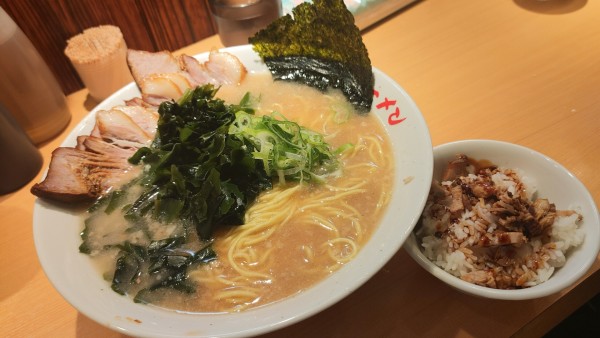 「チャーシューメン（5枚）・大盛・ワカメ・チャ飯 ￥1,440」@○新 ネギラーメン 新橋店の写真