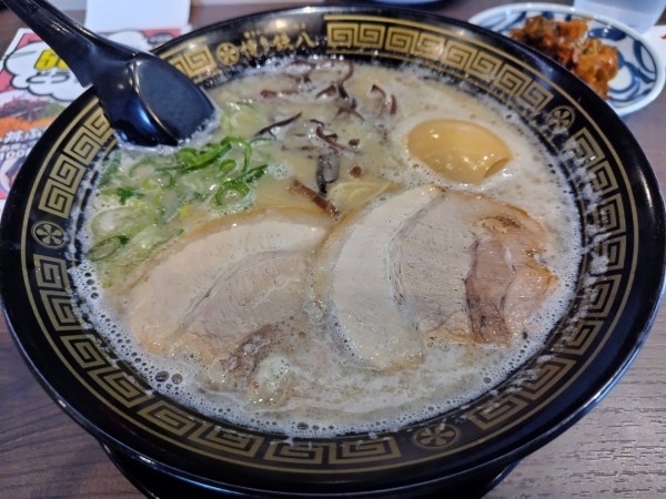 「豚骨ラーメン　：バリカタ　※㋗　＋味玉：㋚　＋替玉：ハリガネ」@博多鉄八 安曇野店の写真