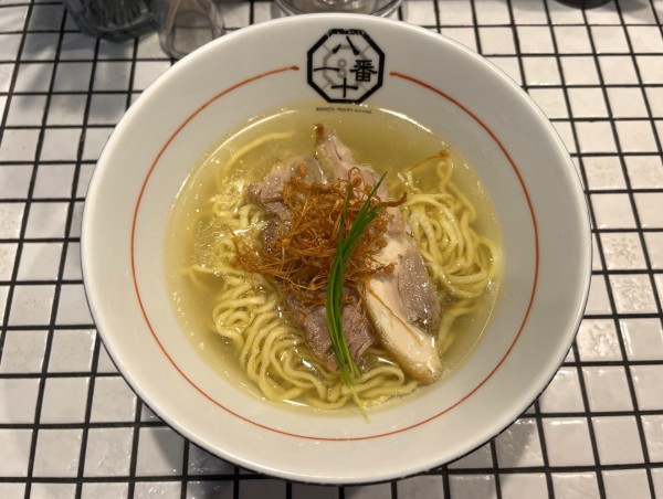 「うま味塩そば（中太縮れ麺）」@81番の写真