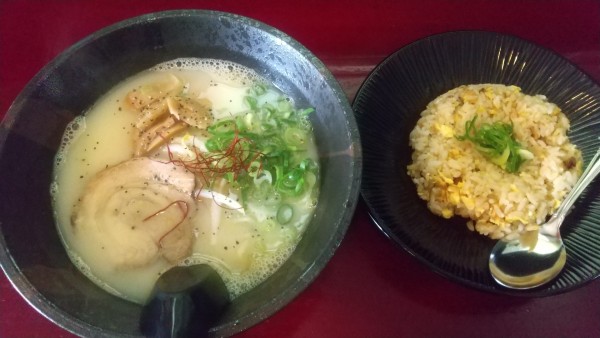 「塩ラーメン700円、半チャーハンセット300円」@らーめん 因幡の写真