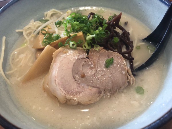 「豚骨ラーメン白」@石州豚骨 麺虎の写真