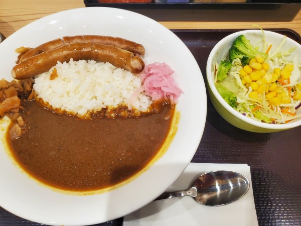「ソーセージカレー＋サラダ」@すき家 関内店の写真