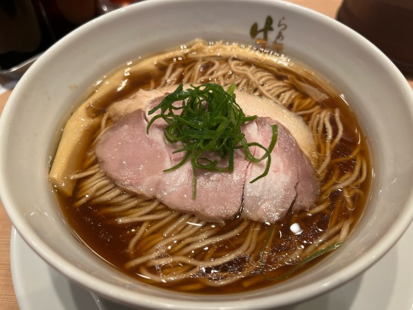 「醤油らぁ麺」@らぁ麺はやし田 岩槻店の写真