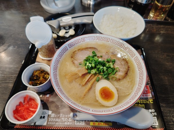 「期間限定だるま大使９８０円＋クーポンライス」@らあめん花月 嵐 千ヶ瀬店の写真