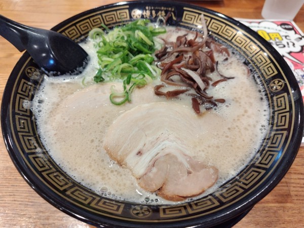 「豚骨ラーメン　：ハリガネ　※㋗で５００円　＋アブラ増し：㋚」@博多鉄八 元町店の写真