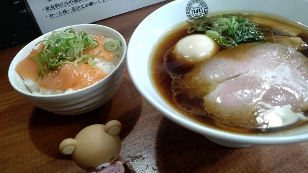 「醤油味玉ラーメン+サーモン丼（1000円+400円）税込」@麺屋わしわの写真
