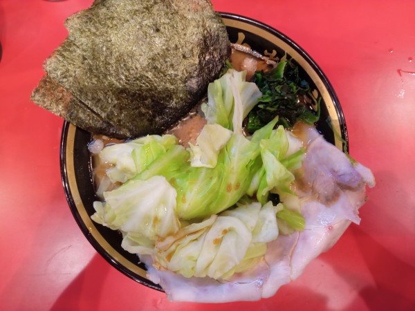 「燻製チャーシューメン（並）＋キャベツ」@家系ラーメン大輝家 日吉店の写真