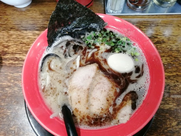 「黒豚骨ラーメン(かためん)＋煮卵」@辻商店の写真