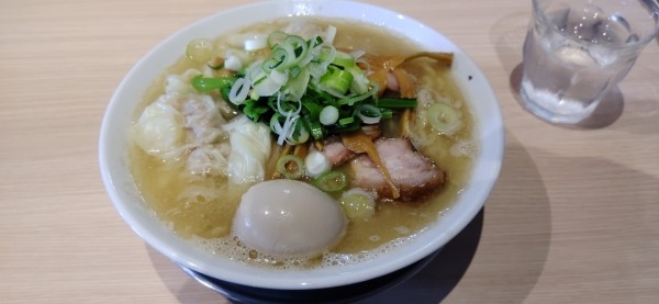 「ワンタンメン（塩）1200円+味付玉子120円」@桜上水 船越の写真