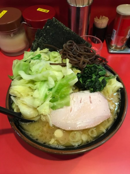 「ラーメン 700円＋麺大盛り 200円＋キャベツ 100円」@どんとこい家の写真