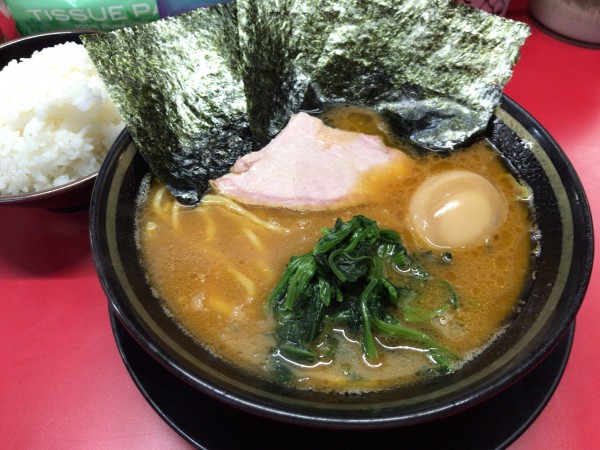 「ラーメン(多め、濃いめ)+味玉+無料ライス大 900円」@家系ラーメン 王道家の写真