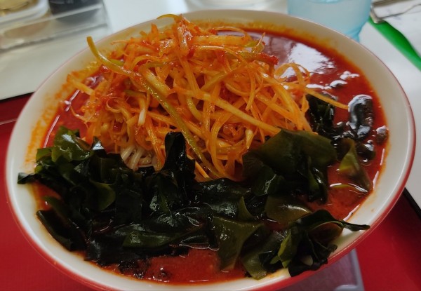 「大辛味噌わかめ辛ネギ（スープ辛め辛ネギ辛め）」@くるまやラーメン 浦和田島店の写真