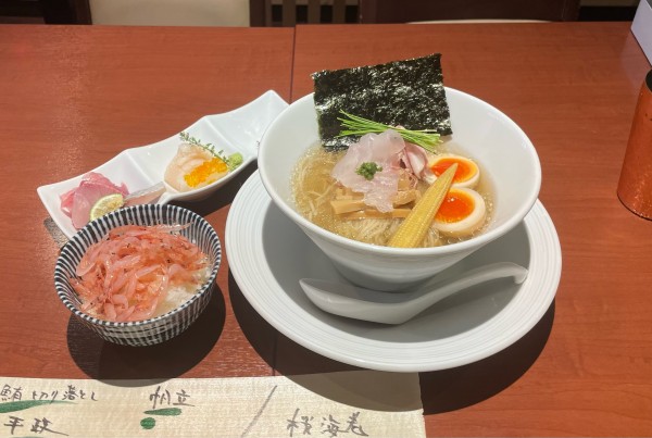 「【限定】冷やしらぁ麺（がごめ昆布水×色々鮮魚出汁）¥1100」@酒肴場 屯の写真