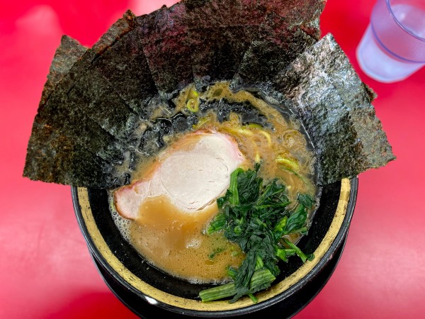 「豚骨醤油ラーメン　半麺　油少なめ　850」@家系ラーメン 王道 いしいの写真