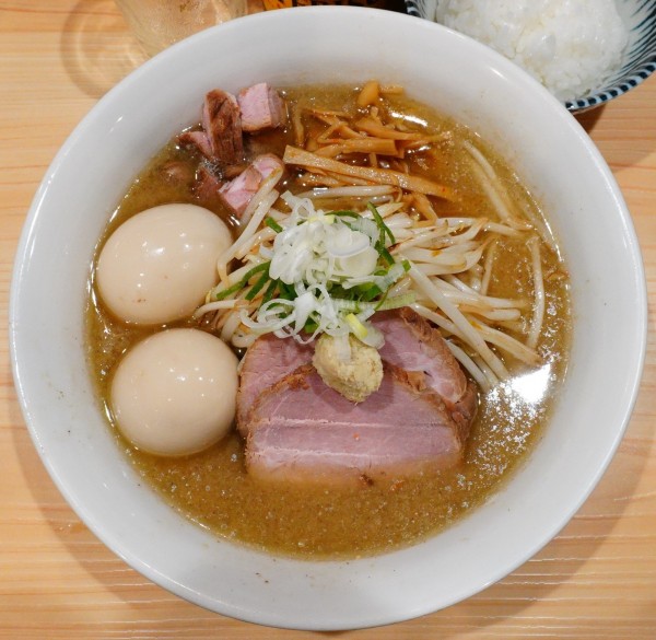 「味噌らーめん＋もやし＋煮玉子×2＋ちょこっとごはん＋ビール小」@三ん寅の写真