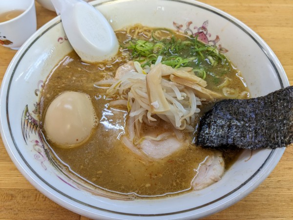 「ハルピンラーメン 寝かせにんにく玉子入り」@ハルピンラーメン 本店の写真