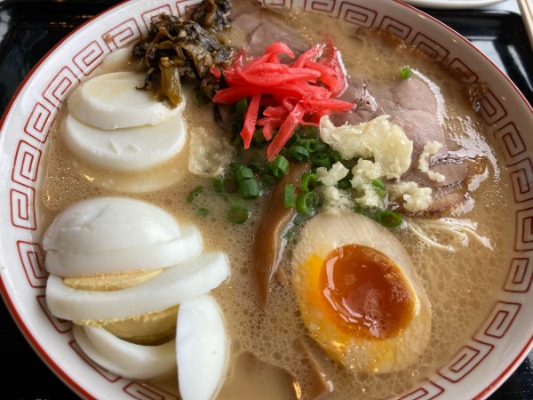 「群馬豚骨ラーメンだるま大使+花月嵐マスタースライス玉子+替玉」@らあめん花月嵐 ひたちなか高場店の写真
