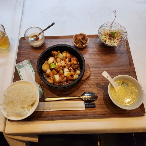 「鶏肉とバジル石鍋定食」@四川料理 川府 新橋店の写真