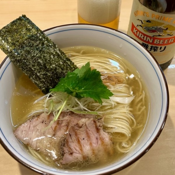 「軍鶏そば（塩）＋一番搾り中ビン」@麺庭 つむぎの写真