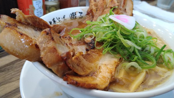 「焼豚中華そば焼豚２枚、小ライス」@焼豚中華そば 啜るの写真