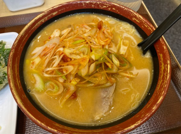 「うま辛ねぎ味噌ラーメン🍜🥢」@梅もと 新宿西口店の写真