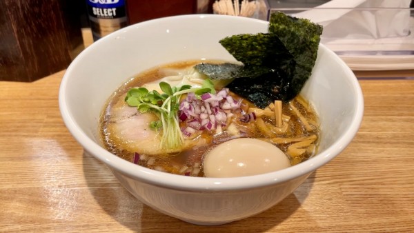 「サッポロ赤星＋松竹梅豪快＋餃子→醤油ラーメン全部乗せシジミ味」@らーめん処 くろ助の写真