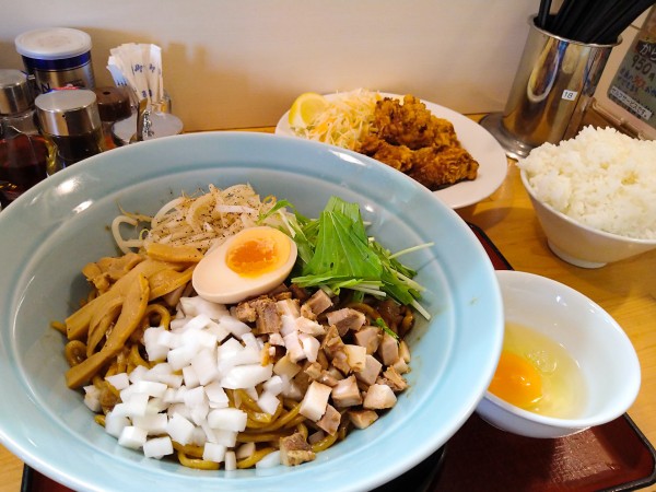 「5月限定/BLACKまぜそば+特盛り+生たまご+唐揚げ　他」@優勝軒 狭山店の写真