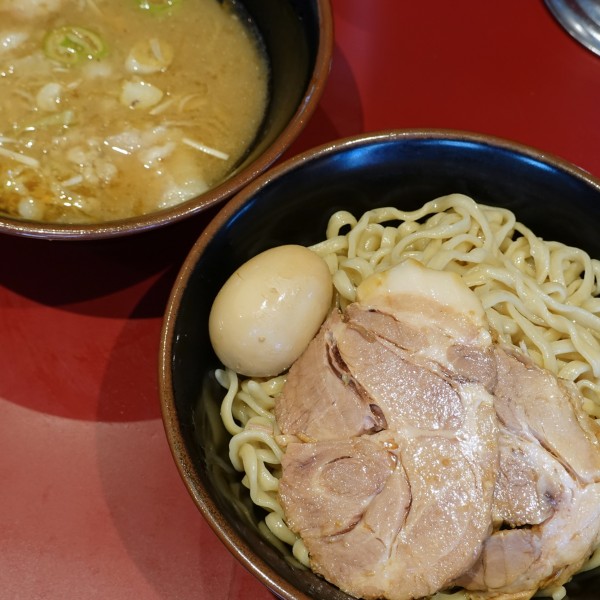 「つけ麺（豚2枚）850円 + 味玉 50円」@ラーメン二郎 荻窪店の写真