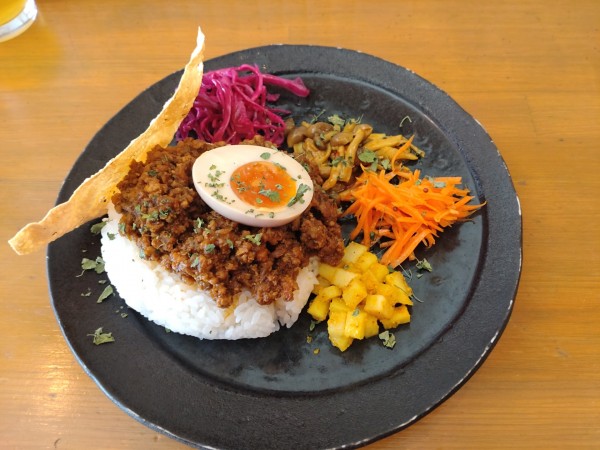 「カレー定食（１種がけ）　１１００円　※」@アンドビールの写真