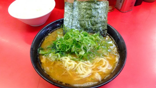 「ラーメン中、青ねぎ」@ラーメン杉田家の写真
