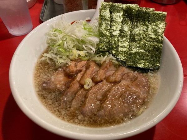 「しょうゆチャーシューメン＋海苔＋きざみネギ」@らーめん にんにくやの写真