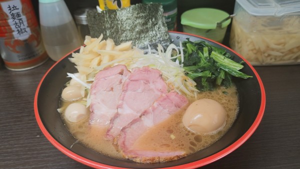 「勝鬨ラーメン大・白髪ねぎ(硬め多め)￥1,500」@横濱家系ラーメン 勝鬨家の写真