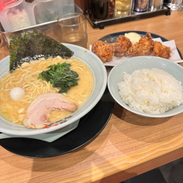 「ラーメン大盛り➕唐揚げ➕ライス」@町田商店 弥冨通店の写真