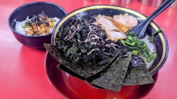 「ラーメン＋Wトッピング＋ライス（800円＋100円＋150円）」@はじめ家の写真