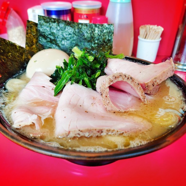 「チャーシューメン(麺硬め) 、味玉」@どんとこい家の写真