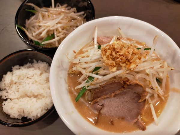 「味噌ラーメン880円+無限モヤシ炒め20円+ライス無料」@花木流味噌 日吉店の写真