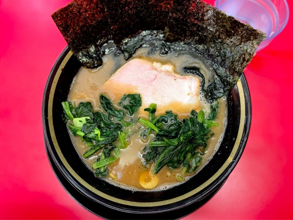 「豚骨醤油ラーメン　半麺　ｻｰﾋﾞｽ青菜　850」@家系ラーメン 王道 いしいの写真