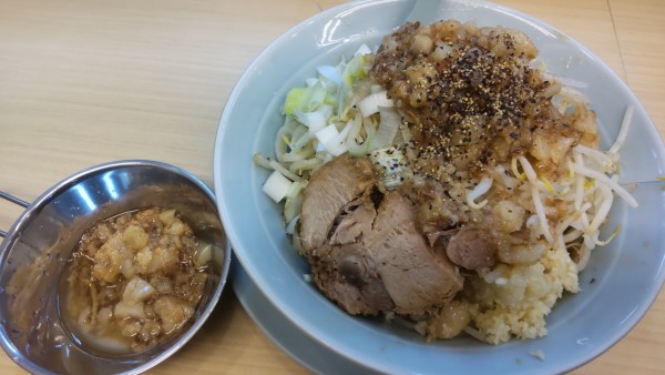 「ミニ汁なし800円全部増し」@麺屋 顎で喰らえの写真
