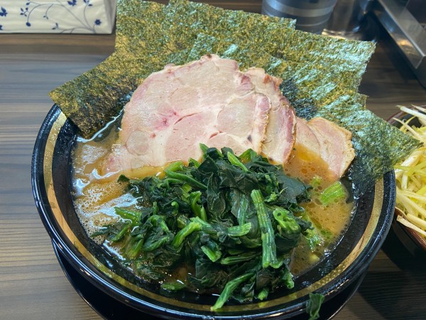 「チャーシューメン3枚　のり　カタオオ」@家系ラーメン がくの写真