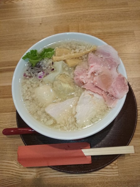 「背脂特製そば 白だし」@手打ち正麺 Hachimitsuの写真