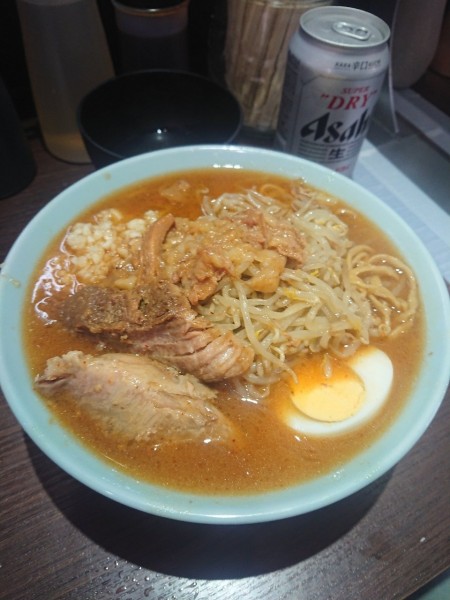 「缶ビール＋ラーメン半分(小)200g＋旨辛ラーメンに変更 ＋生卵」@ラーメン富士丸  西早稲田店の写真