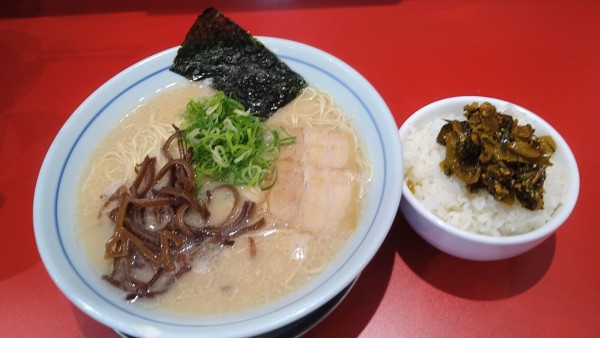 「本場博多ラーメン¥650+サービスライス」@本場博多ラーメン せまかっちゃん 神田店の写真