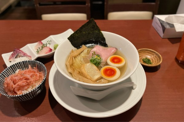 「【限定】白醤油仕立て煮干し中華蕎麦（味玉）〜青唐添え〜¥1000」@酒肴場 屯の写真