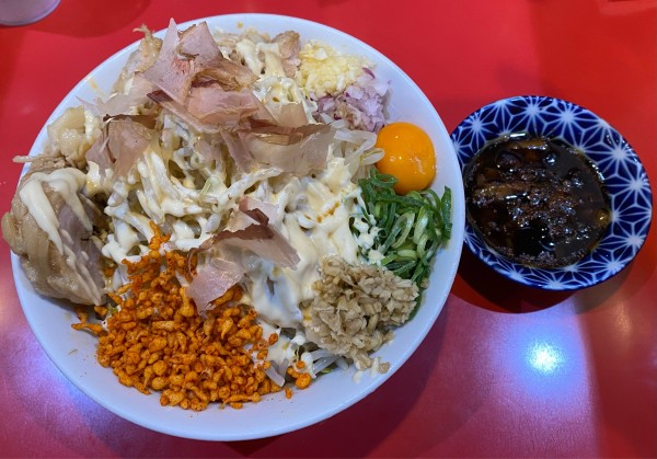 「冷やしまぜそば　豚追加2枚」@用心棒 市ヶ谷飯田橋の写真