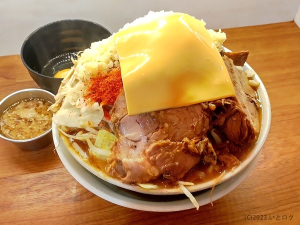 「大ラーメン（チーズ＋豚増しハーフ）」@ラーメン 地球の写真