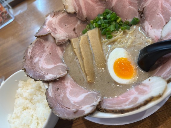「濁とんラーメンチャーシュー＋白ごはん（1350＋150円）」@あいつのラーメン かたぐるま 本店の写真